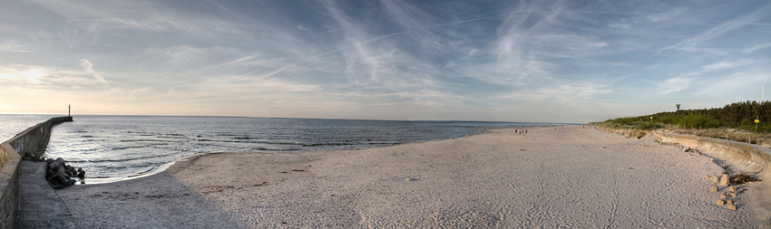 Dziwnów, główki portu i plaża