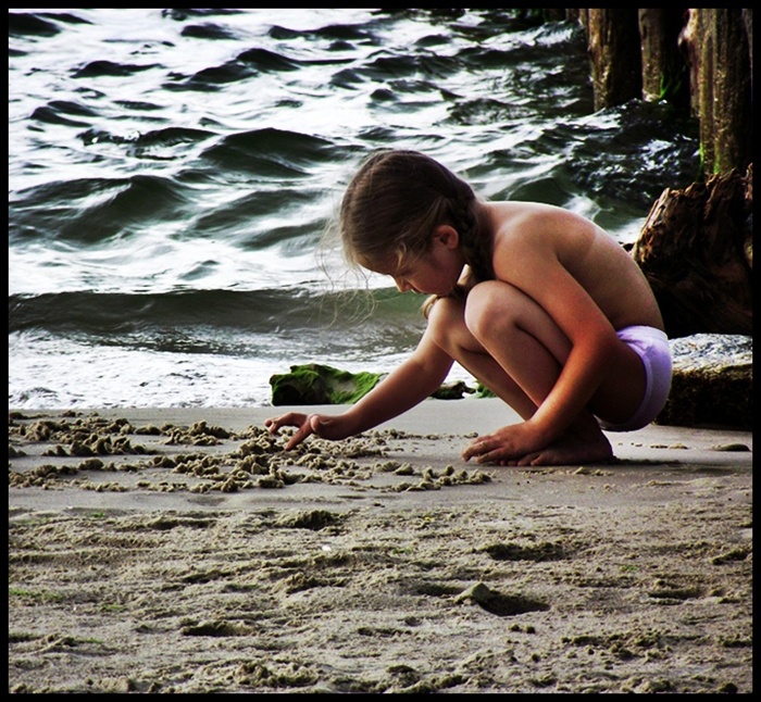 dziewczynka na plaży.