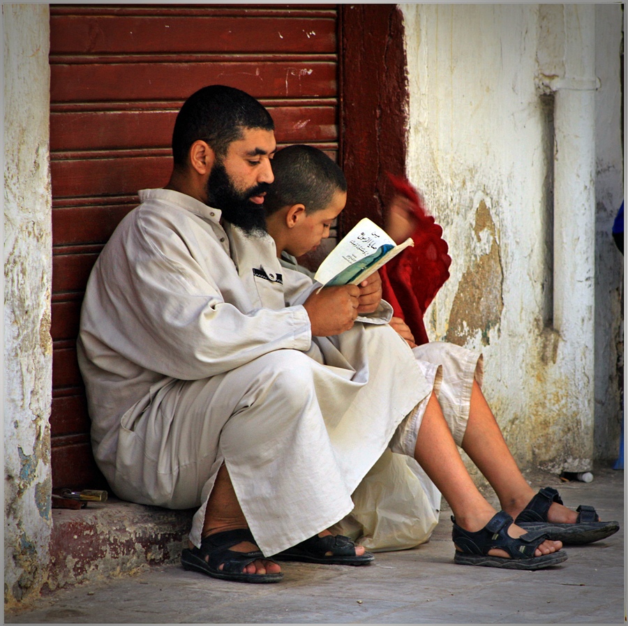 czytając koran w ramadan