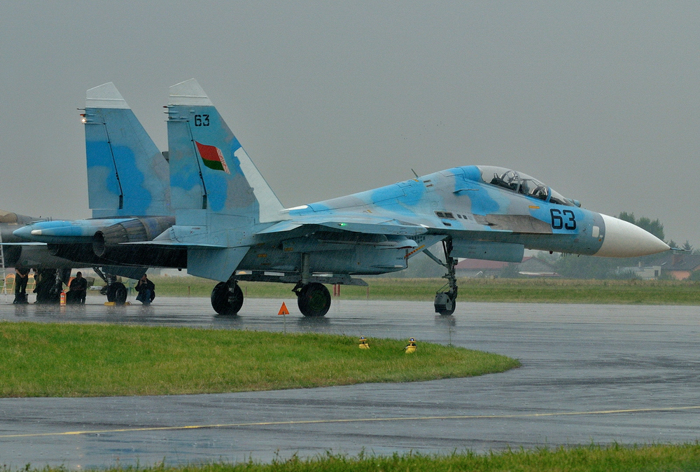 W deszczu - Sukhoi Su-27UBM