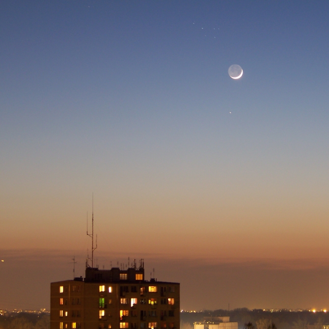 Księżyc nad miastem