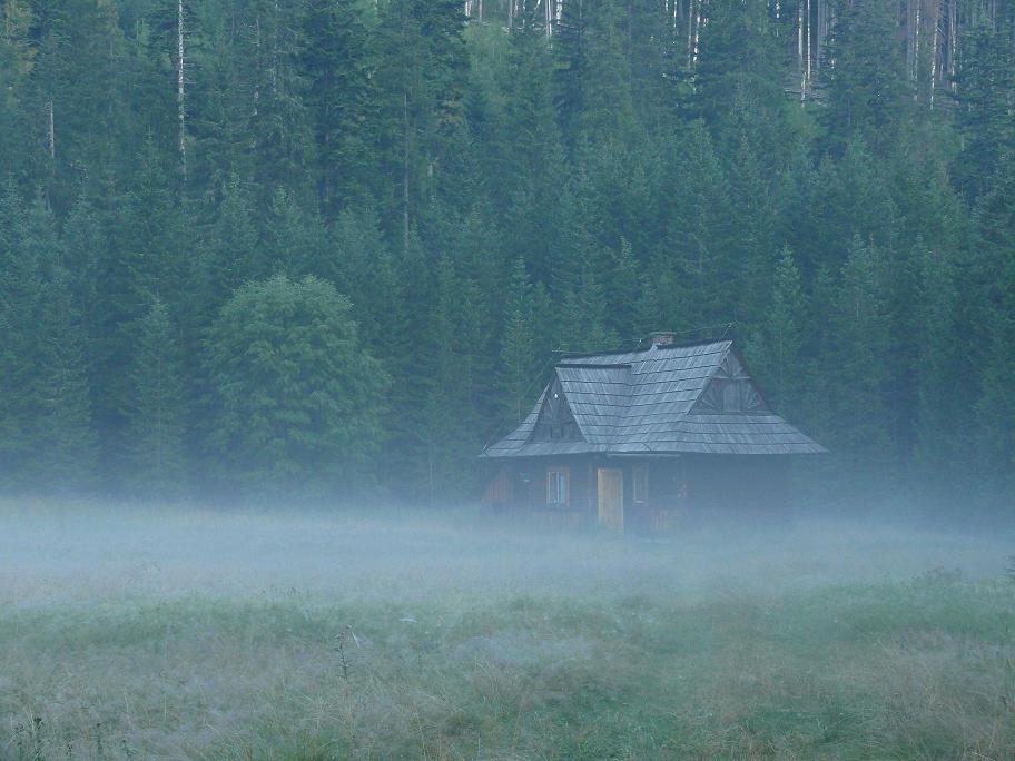 Chatka o poranku w górach