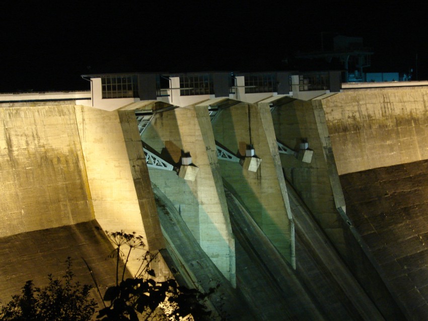 Zapora Solińska nocą