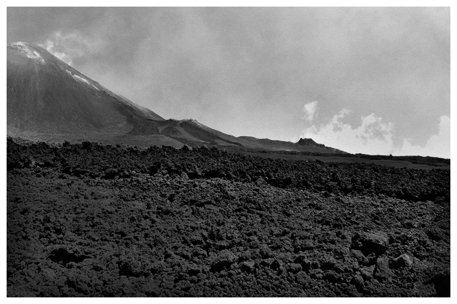 Zastygła lawa po erupcji wulkanu.