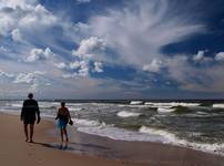 spacer dziką plażą