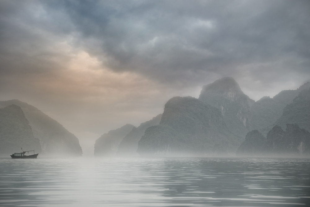 Ha Long Bay - mglisty poranek