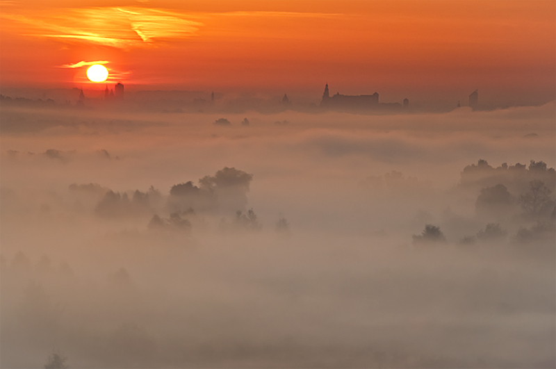 Świt po krakowsku... czyli z lewej szkieletor a Błękitek z prawej  :)