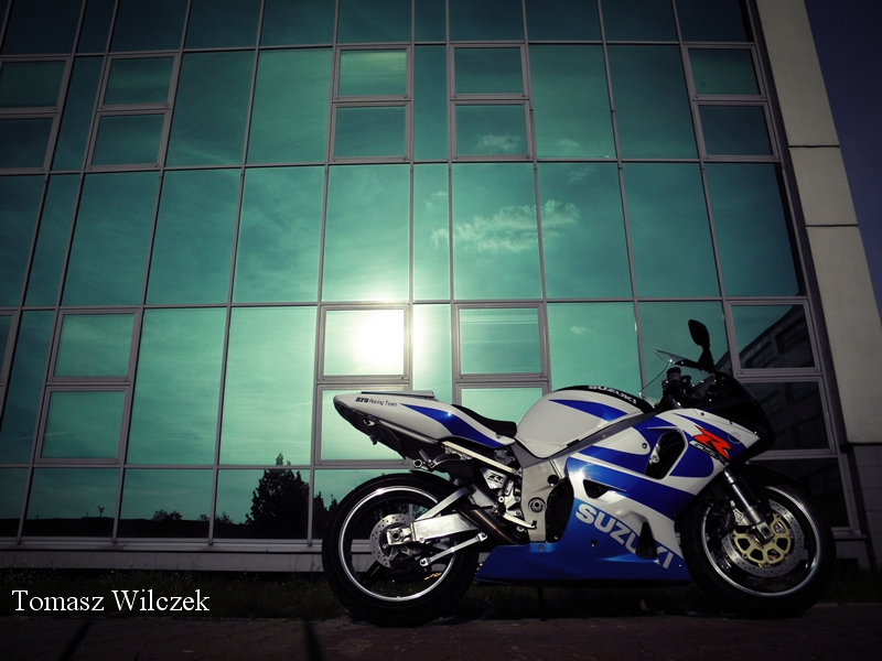 Suzki GSX-R przy biurowcu