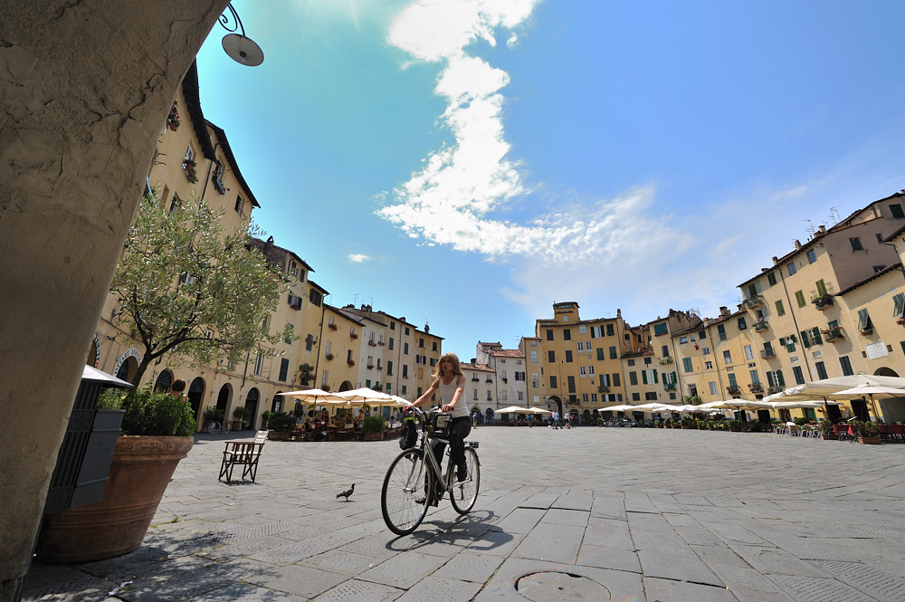 Rowerem przez Piazza dell Amfiteatro...