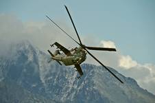 Pokazy lotnicze Poprad 2011 - MI-24 na pełnym gazie na tle Słowackich Tatr Wysokich