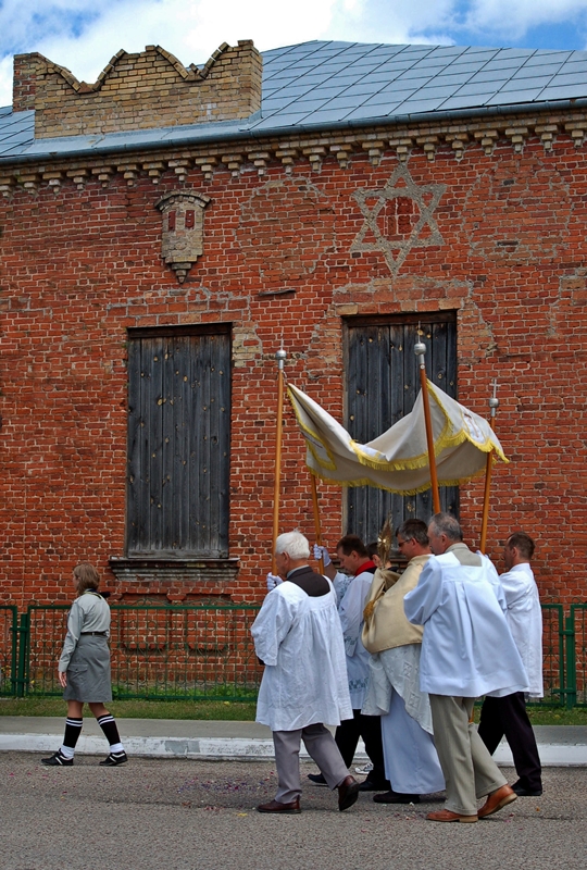 Boże Ciało z synagogą w tle ...