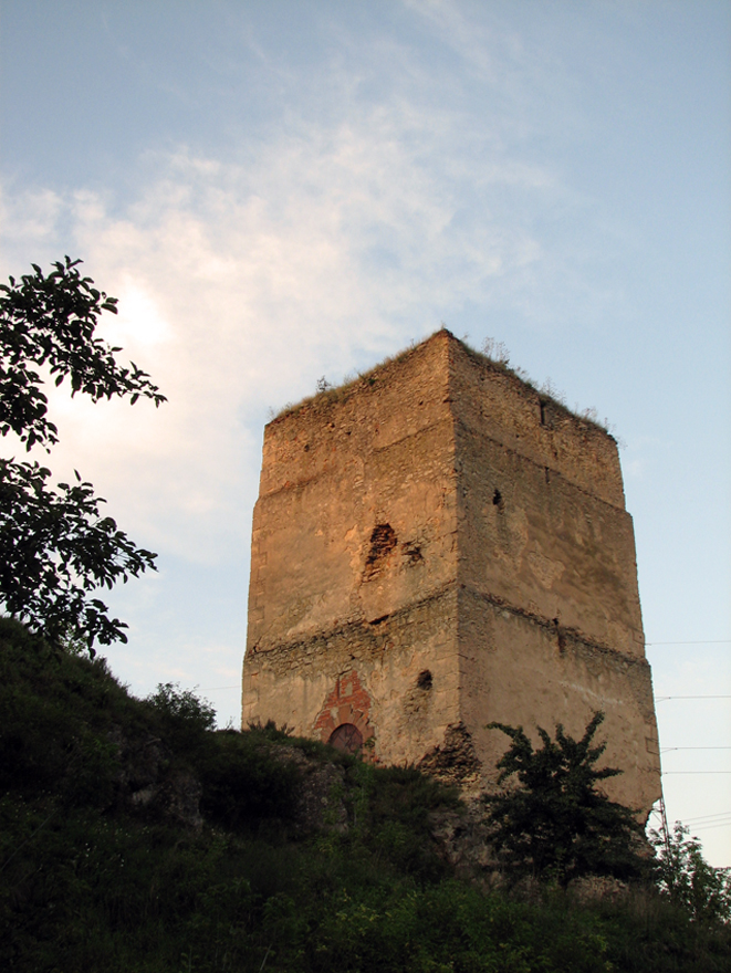 Tudorów - ruiny zamku rycerskiego z XIV w.