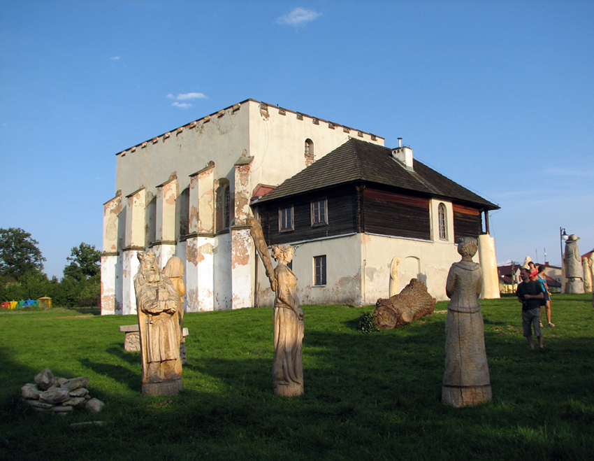 Szydłów - synagoga z XVI w. (jedna z najstarszych w Polsce)