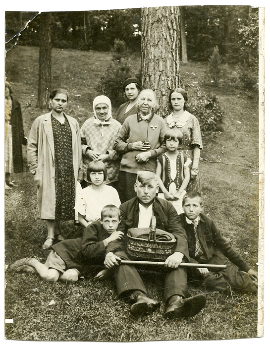 Portret zbiorowy - piknik rodzinny w lesie?