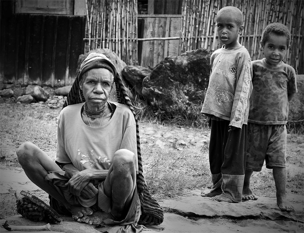 Podziel się!                                ludzie | Autor: fotoel     zmień/popraw    edytuj    usuń      																						   Zachodnia Papua -wioska Hituga