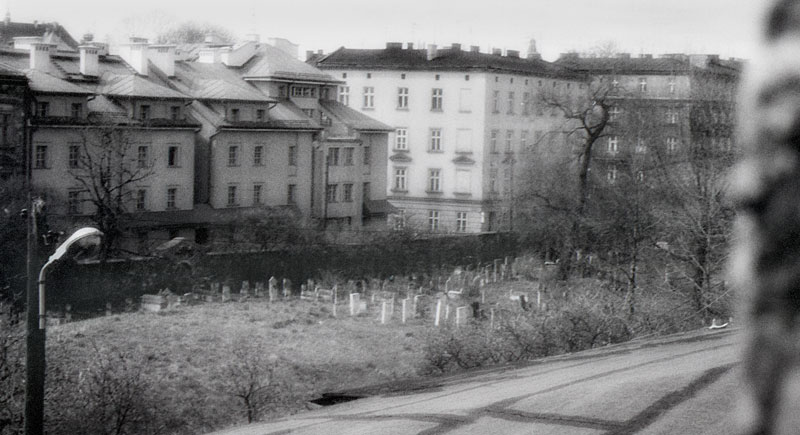 Cmentarz żydowski na Kazimierzu, lata '90. Skan z neg.