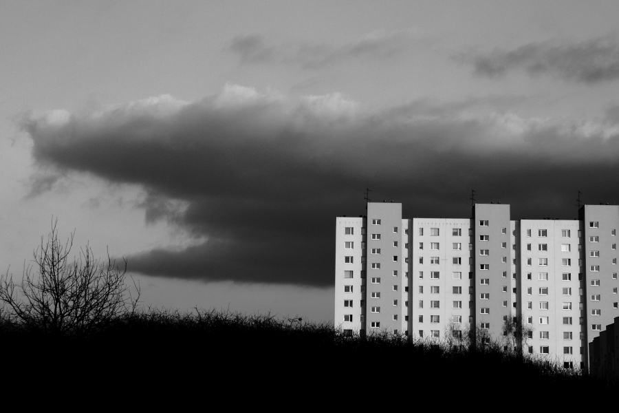 etiudka na blok, chmurę i krzak