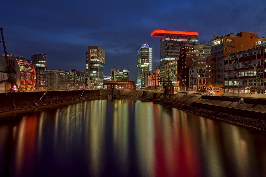 Dusseldorf port nocą