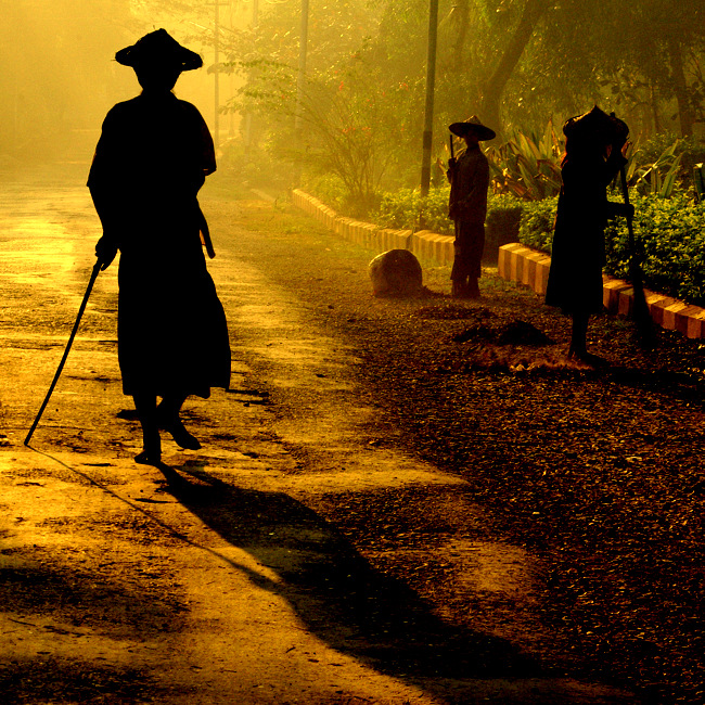 PORANEK...SPRZĄTANIE ULICY W MRAUK U