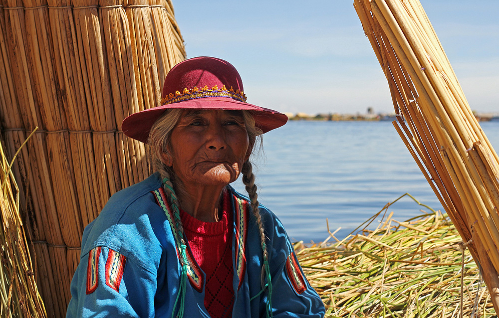 Indianka na wyspie Uros, Peru