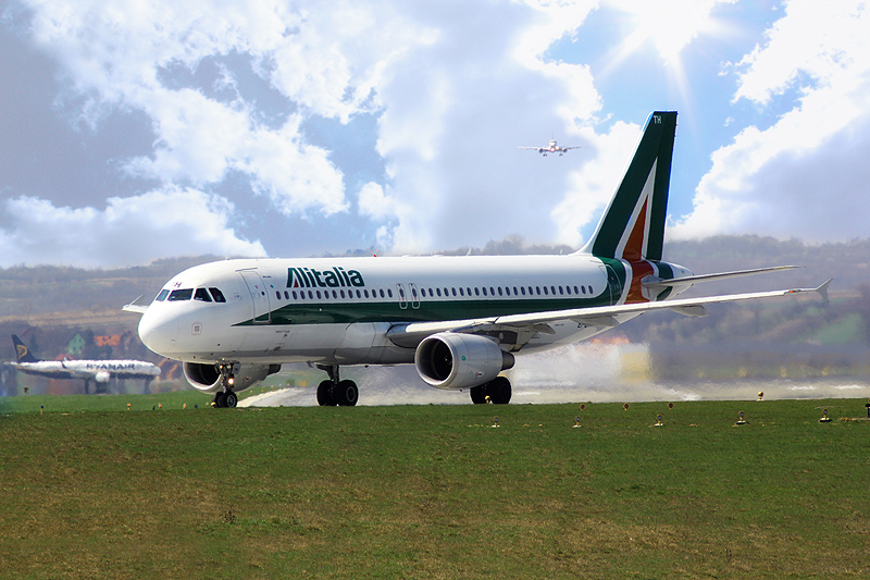 Alitalia Airbus A320-216 EI-DTH