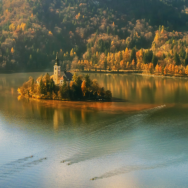 Kościółek w Bled w jesiennej oprawie..