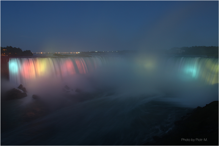 Wodospady Niagara Nocą