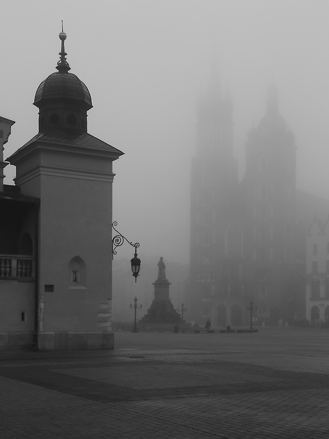 ...takie moje krakowskie...mglisty  Rynek o świcie.