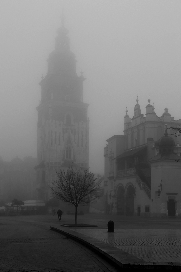 ...takie moje krakowskie...mglisty  Rynek o świcie.