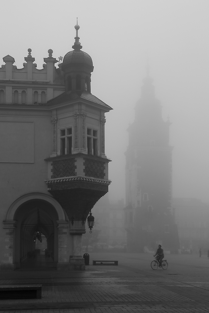 ...takie moje krakowskie...mglisty  Rynek o świcie.