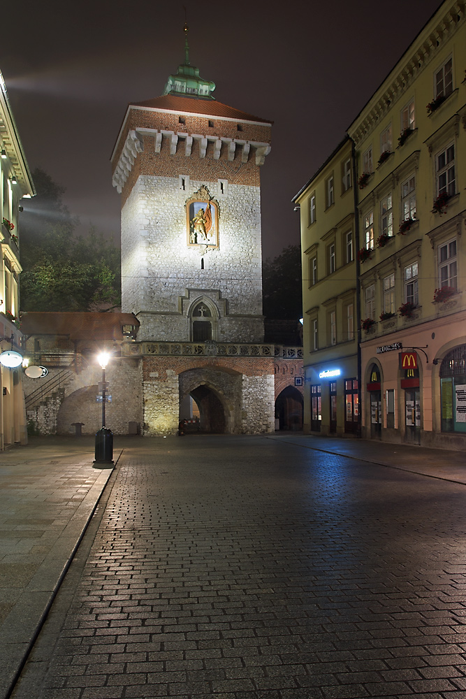 ...takie moje krakowskie...mglista noc na Floriańskiej.