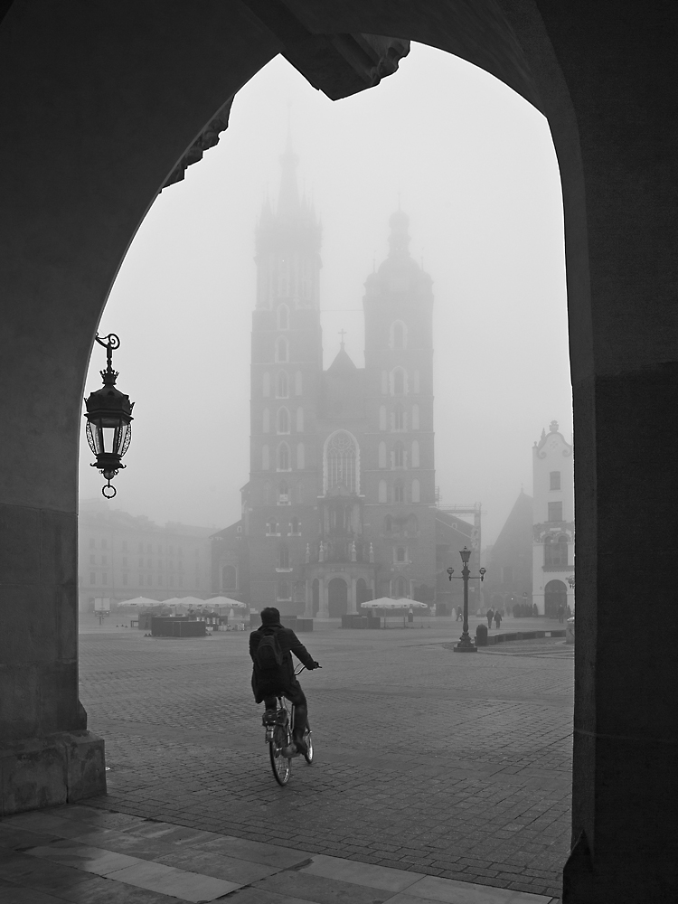 ...takie moje krakowskie...mglisty  Rynek o świcie.