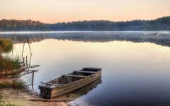 Poranek nad wodą.