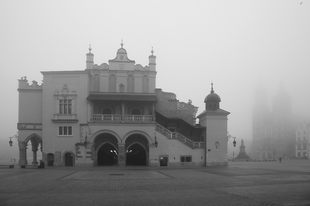 ...takie moje krakowskie...mglisty  Rynek o świcie.