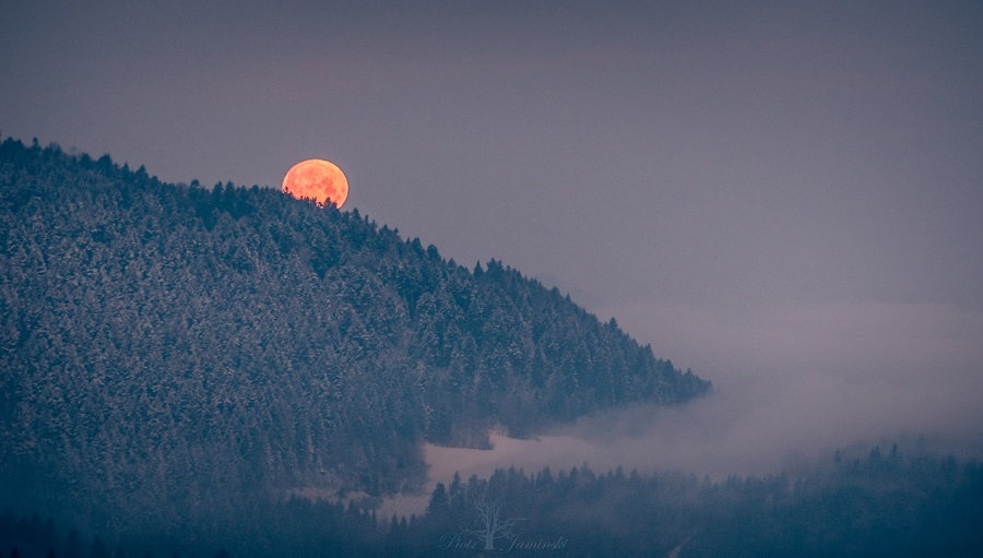 Zachód księżyca nad Pieninami