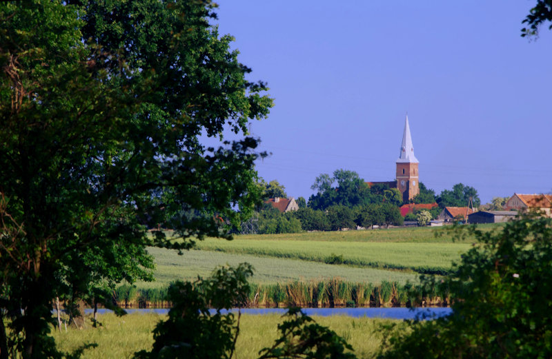 za rzeką, za łąką