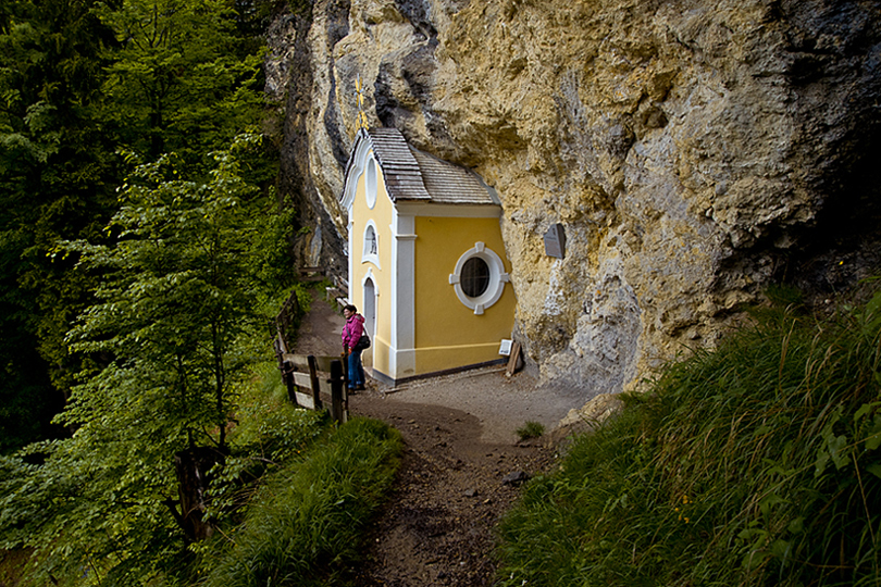 Pod wiszącą skałą