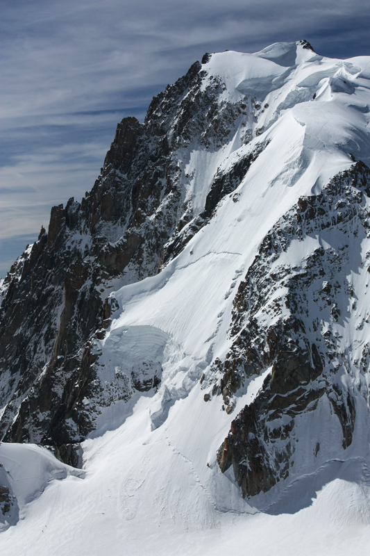 Kilka żywych kropek w drodze na szczyt Mont Blanc