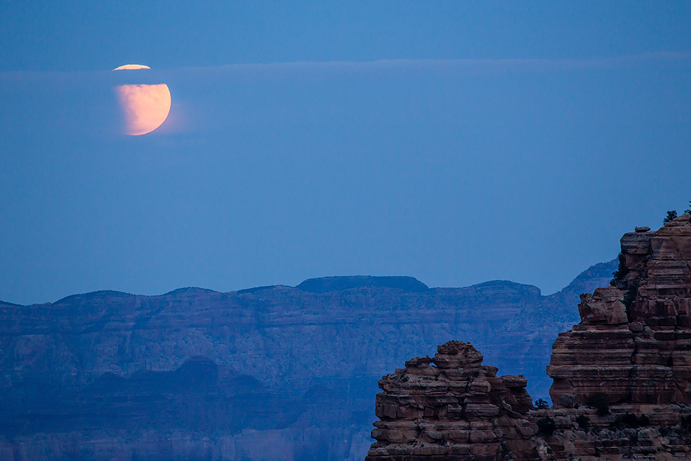 Księżyc nad Grand Canyon