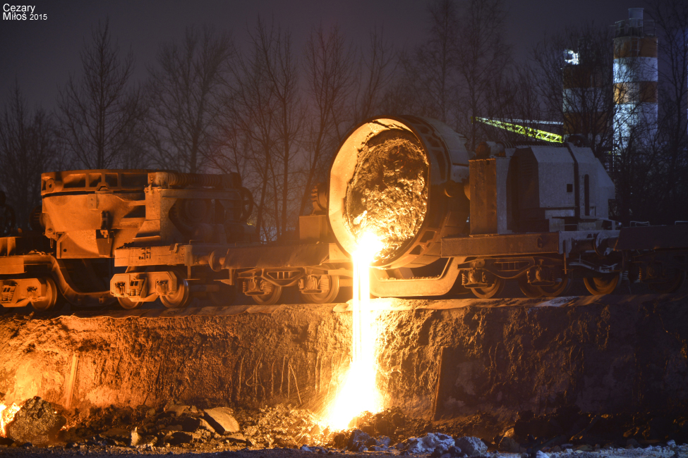 PPHU "EHAZET" Sp. z o.o., Zakład Częstochowa - wylewanie żużla stalowniczego z kadzi do dołu granulacyjnego. / "EHAZET" Company, Department of Czestochowa - the steel slag pouring from the ladle to the bottom of the granulation.