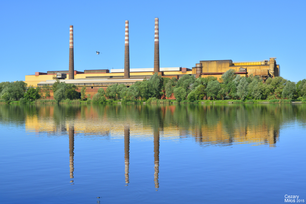 ISD HUTA CZĘSTOCHOWA - ZAKŁAD STALOWNIA, obiekty wydziału widziane ze zbiornika wodnego Kucelin. / ISD STEEL WORKS CZĘSTOCHOWA - STEEL PLANT, buildings of steel plant seen from a Kucelin lake.