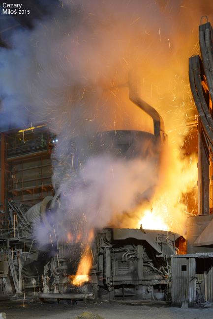 ISD HUTA CZĘSTOCHOWA - ZAKŁAD STALOWNIA, konwertor elektryczny KONEL podczas załadunku wsadu złomowego. / ISD STEEL WORKS CZĘSTOCHOWA - STEEL PLANT, electric arc furnace during scrap loading.