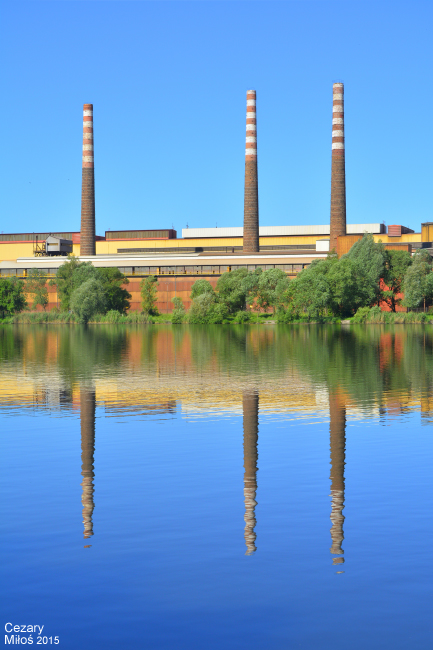 ISD HUTA CZĘSTOCHOWA - ZAKŁAD STALOWNIA, kominy pieców martenowskich widziane ze zbiornika wodnego Kucelin. / ISD STEEL WORKS CZĘSTOCHOWA - STEEL PLANT, chimneys of open heat furnaces seen from a Kucelin lake.