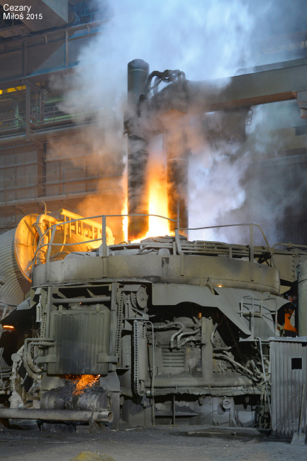 ISD HUTA CZĘSTOCHOWA - ZAKŁAD STALOWNIA, konwertor elektryczny KONEL podczas topienia wsadu. / ISD STEEL WORKS CZĘSTOCHOWA - STEEL PLANT, electric arc furnace during scrap smelting.