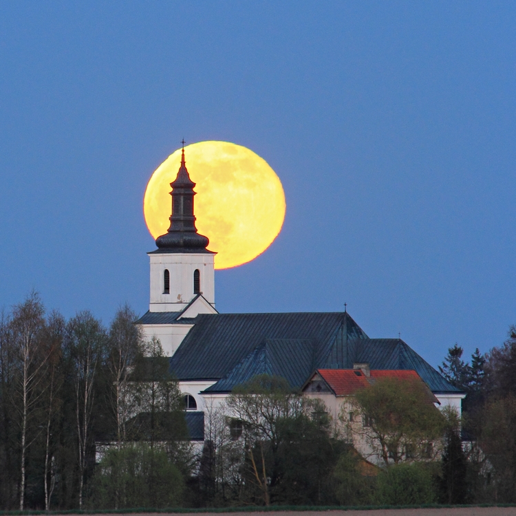 Pełnia Różowego Księżyca