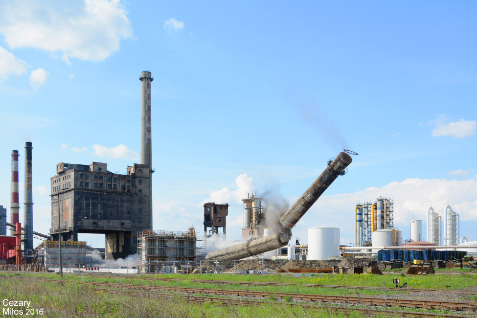 Koksownia Częstochowa Nowa - wysadzanie metodą strzałową komina baterii koksowniczej nr 4. / Coke Plant Częstochowa New - demolishing of coke oven battery's No.4 chimney.