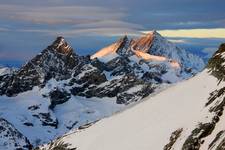 wieczorny  Gabelhorn, Zinalrothorn i Weisshorn...