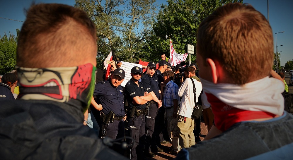 Protest Obronimy Teatr Powszechny przed narodowcami!