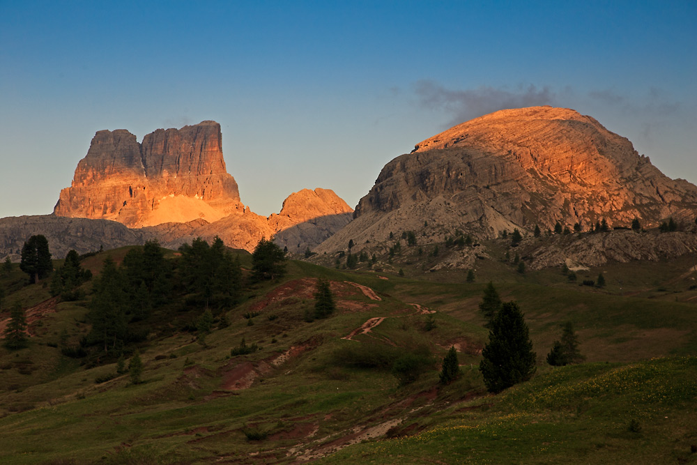 Latem w Dolomitach o zachodzie słońca.