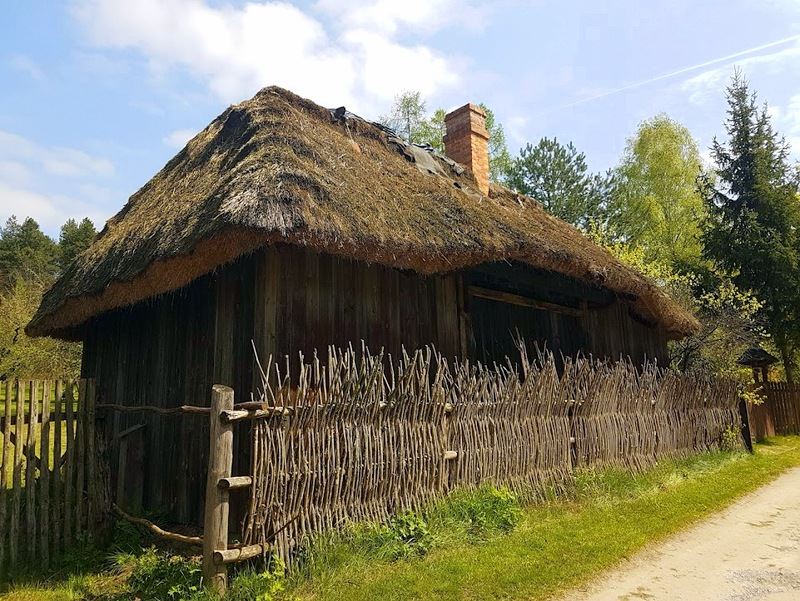 Chata kryta strzechą